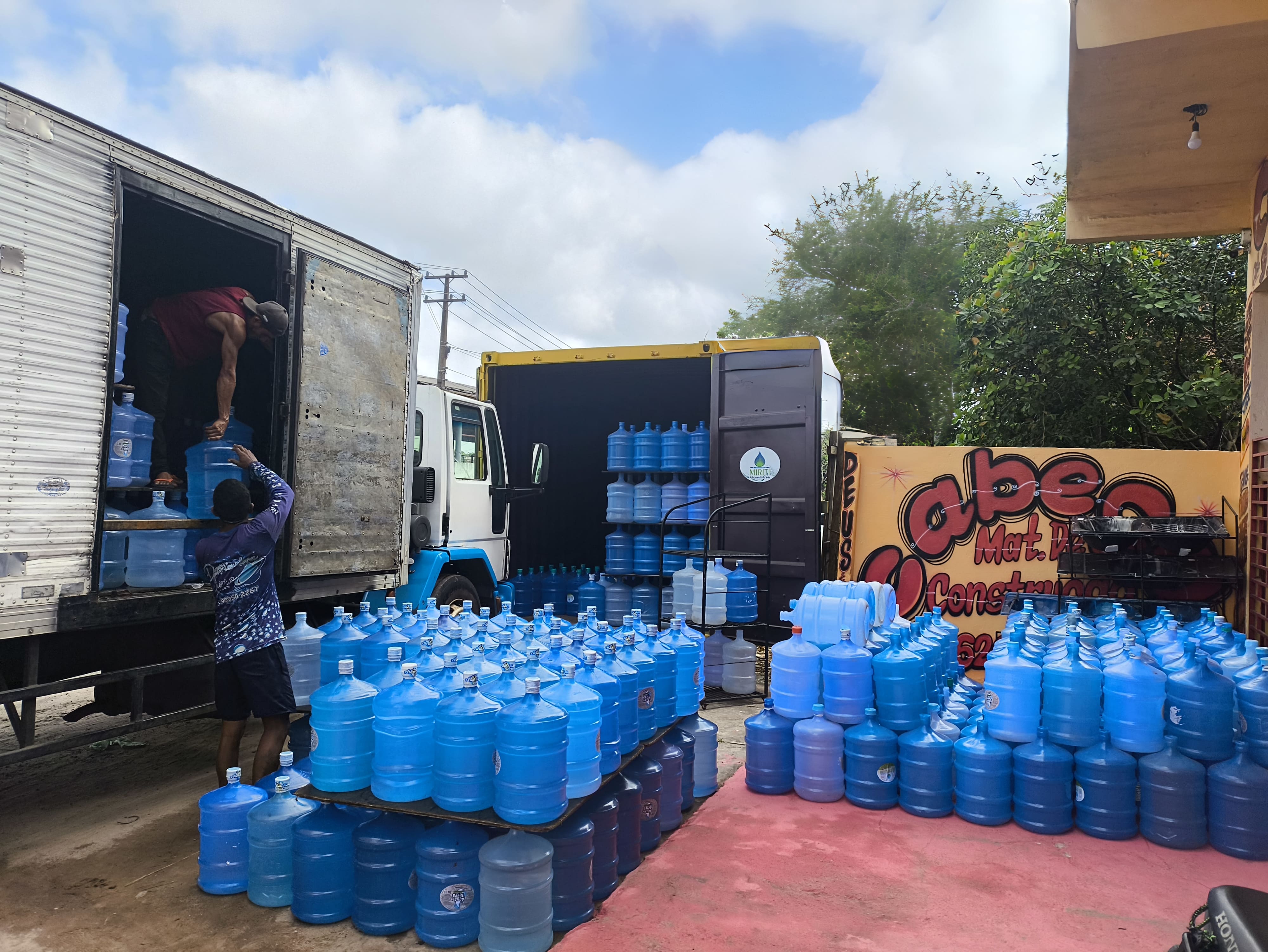 Depósito com garrafões de água mineral prontos para entrega em Icoaraci e bairros atendidos
